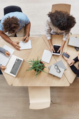 Réunion de travail indispensable pour construire une communication digitale adaptée à vos besoins